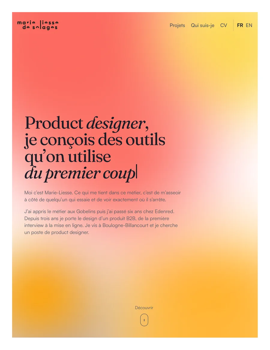 La première feuille de l’accueil imprimé sans feuille de style : le dégradé corail et jaune couvre toute la page, avec la barre de navigation et l’invite de défilement.