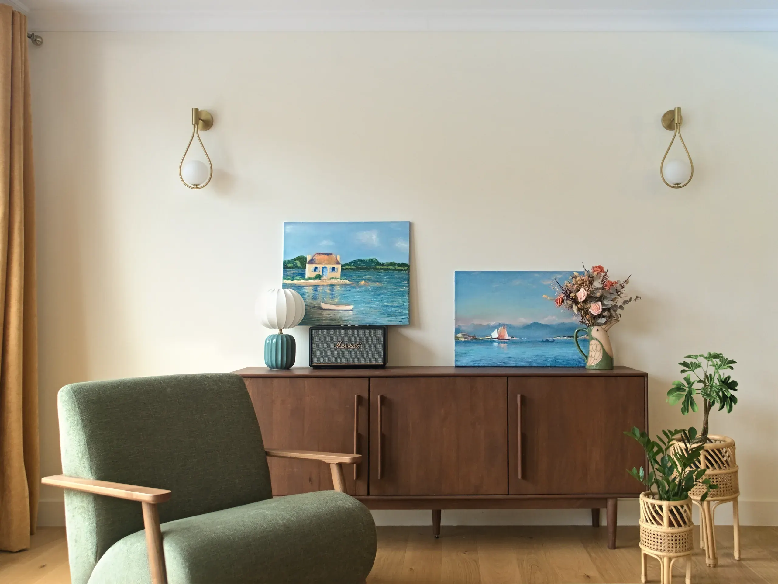 Le salon, deux toiles posées sur le buffet