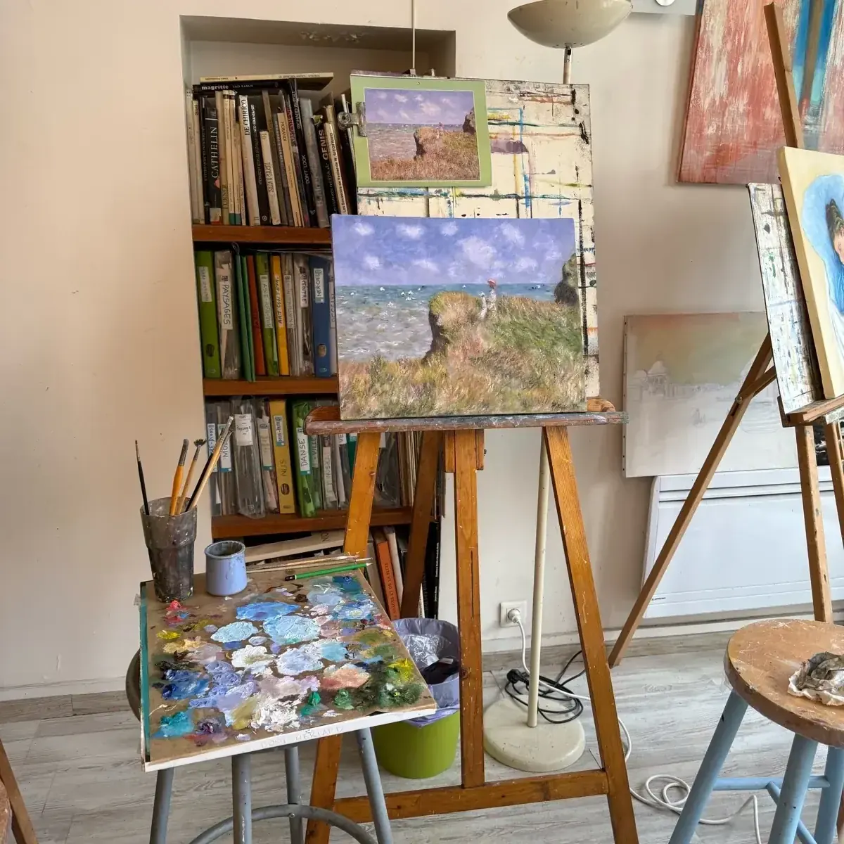 La copie finie sur le chevalet, le modèle de Monet épinglé au-dessus