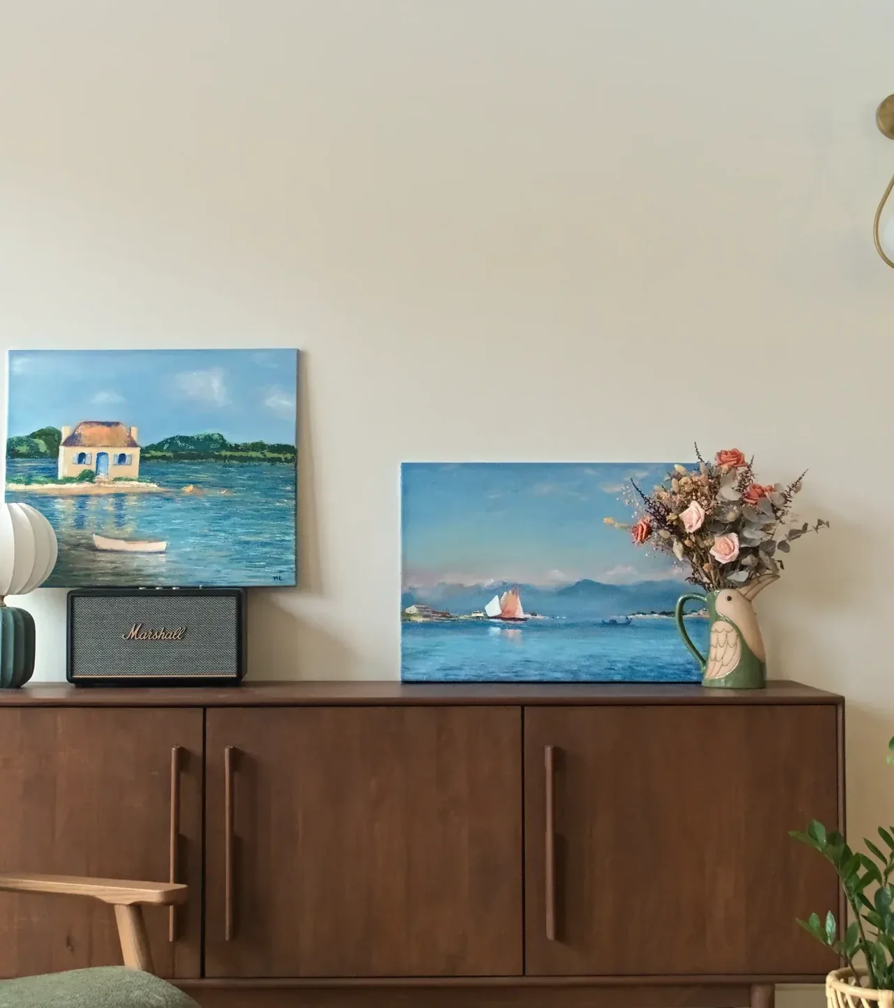 Le salon, deux toiles posées sur le buffet